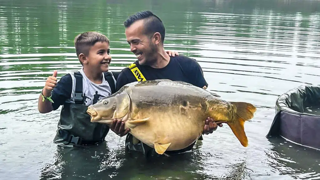 Un niño de 8 años pesca junto a su familia una espectacular carpa de 26 kilos